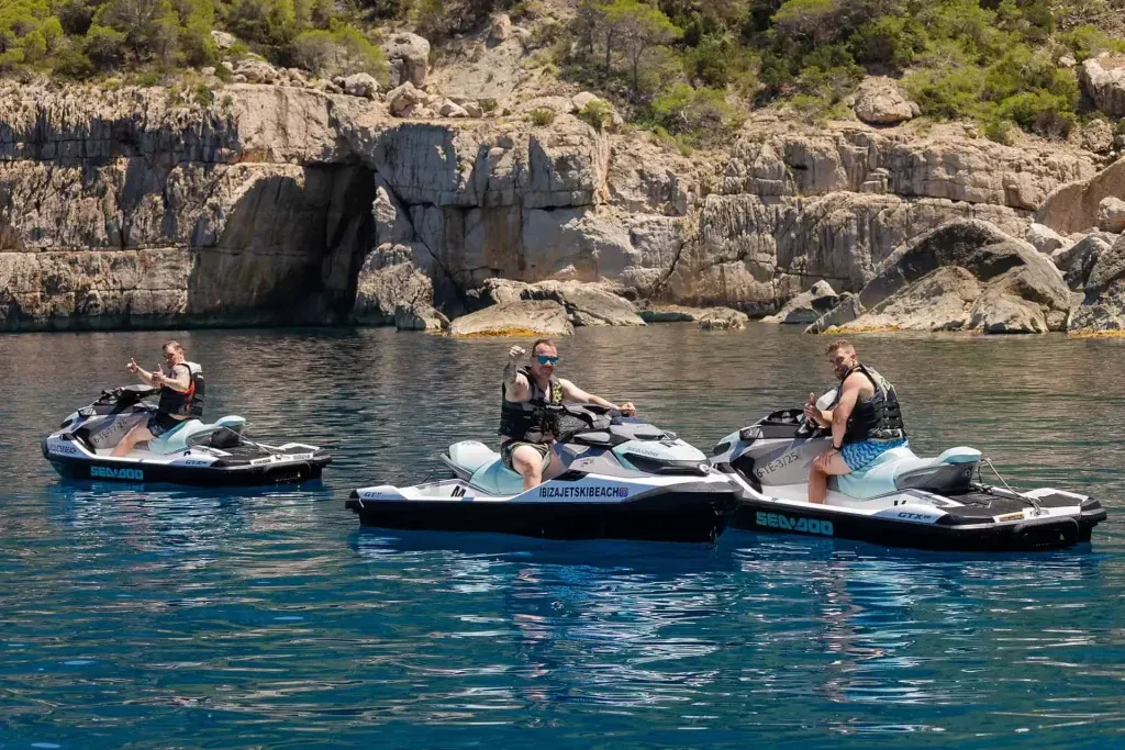 Moto de agua surcando el mar turquesa de Ibiza