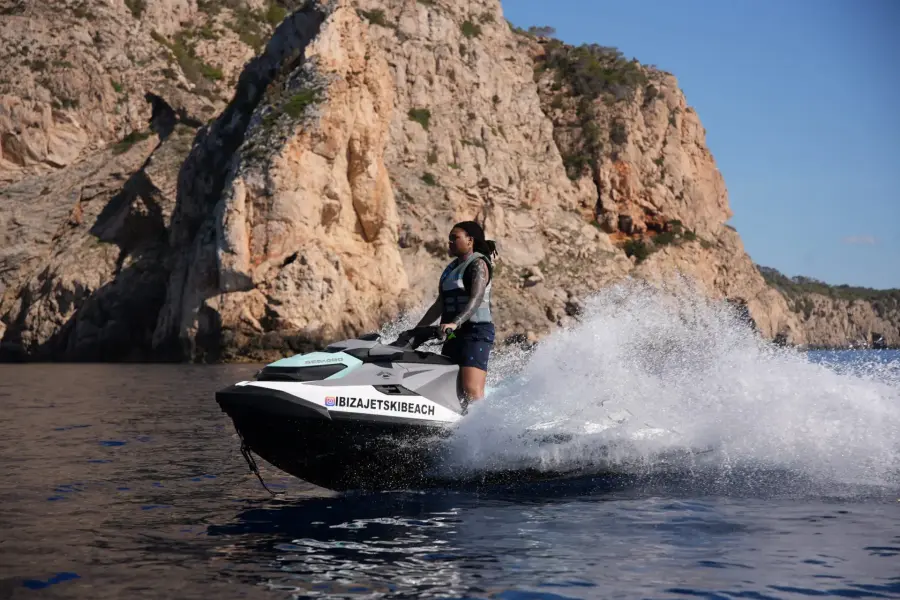 Circuito en moto de agua en la bahía de Ibiza